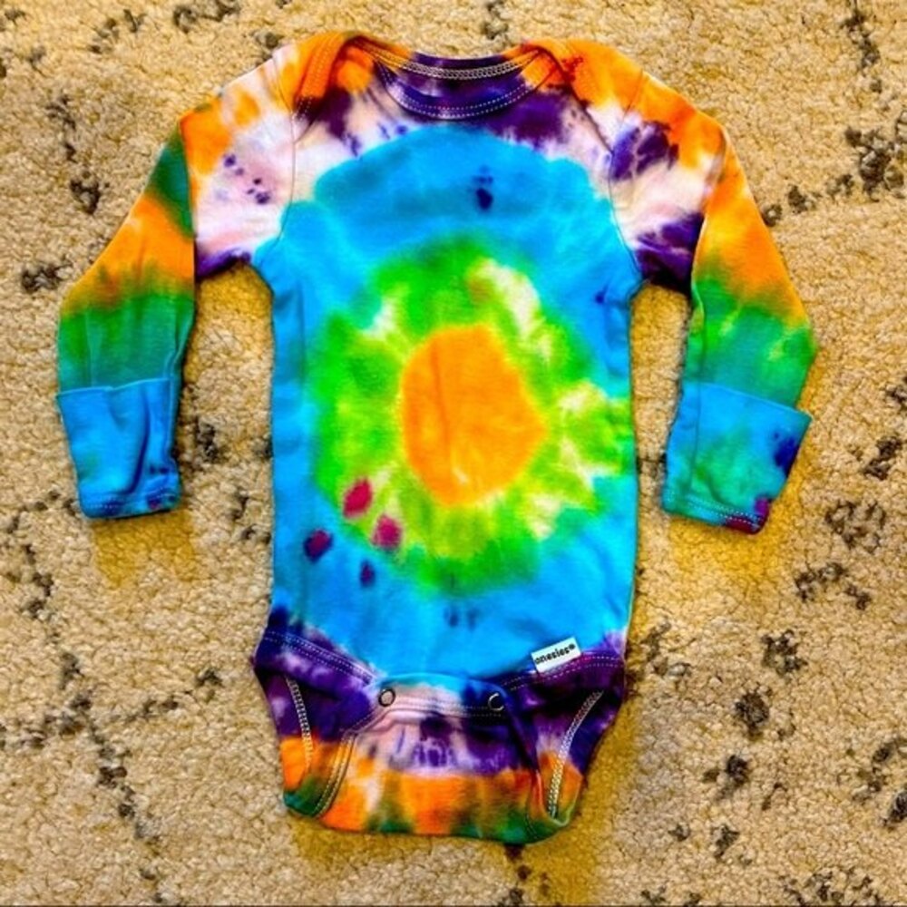 NEW Gerber Tie Dye Long Sleeve Mitten-Cuff Cotton Onesie Bodysuit 0-3 Months